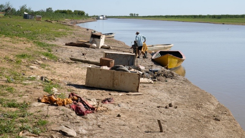 Del otro lado del río tabicado hay un campamento de pescadores.