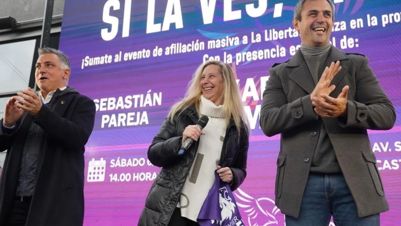 Sebastián Pareja, Karina Milei y Martín Menem durante el acto de La Libertad Avanza en La Plata.