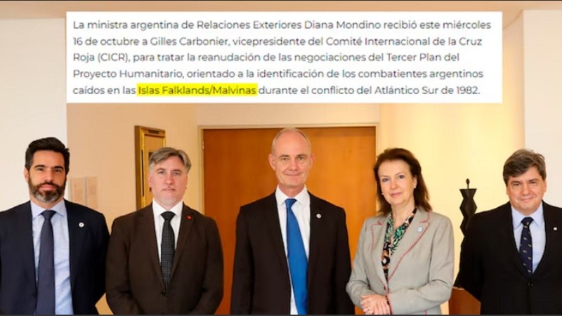 La ministra de Relaciones Exteriores, Diana Mondino, y el Sr. Carbonnier con la delegación del CICR en la delegación de la Cancillería argentina en Buenos Aires.