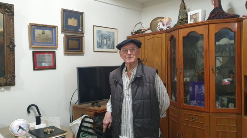 Antonio Tosca en su casa de barrio Lourdes junto a diplomas y reconocimientos por su labor en la colectividad española. (Rosario3)