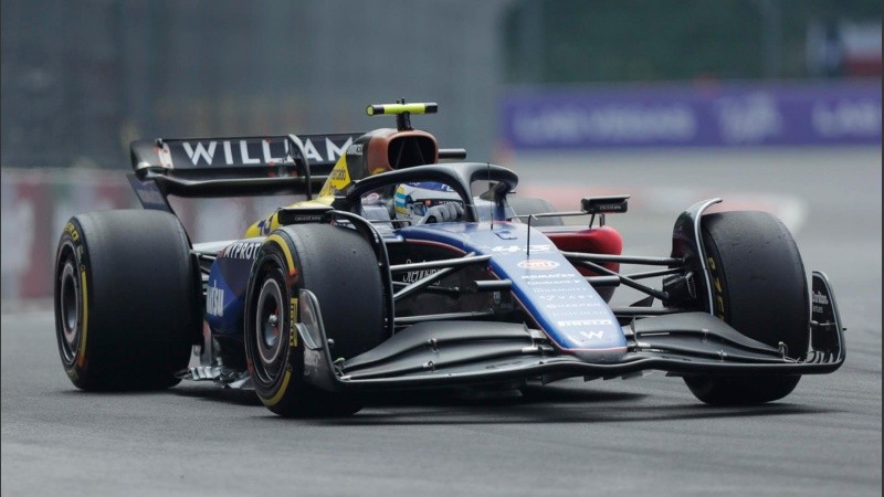 A bordo del Williams, el piloto argentino Franco Colapinto disputa su quinta carrera en la F1