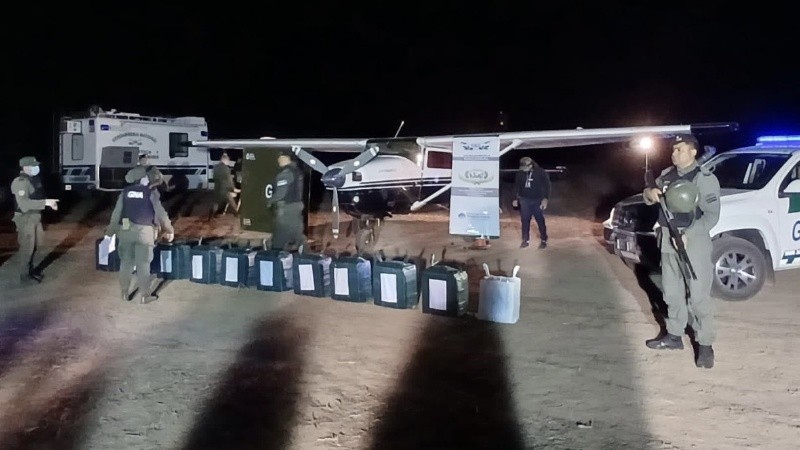 Las camionetas de Gendarmería y la droga secuestrada en la avioneta, el miércoles a la noche.