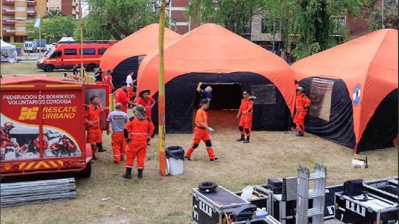 Los bomberos que arribaban este domingo son refuerzo para el descanso de los que vienen trabajando en el rescate.