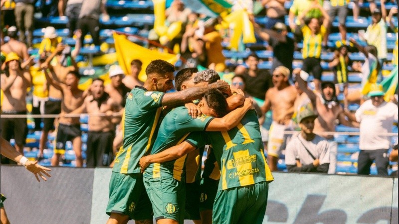 Aldosivi festeja el gol de Laméndola en la primera etapa.