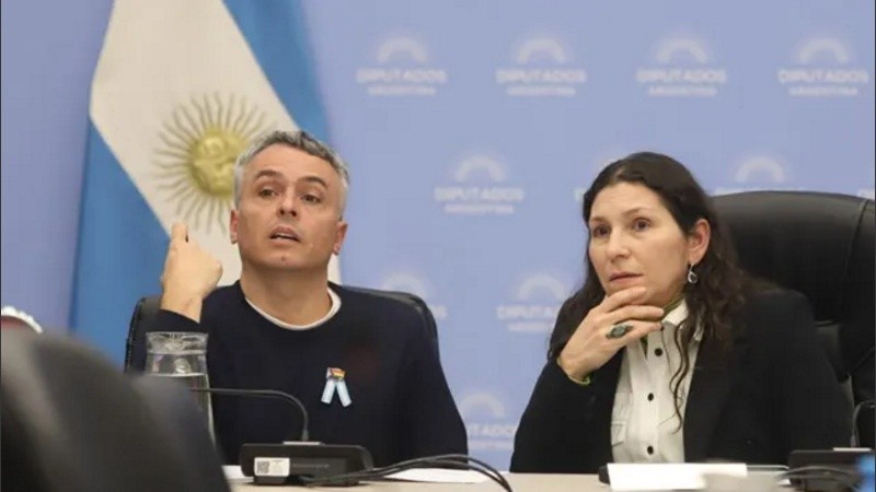 Esteban Paulón y Mónica Macha, diputados de la Comisión de Mujeres y Diversidad.