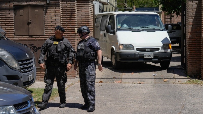 Frente al IML se montó un operativo especial, pero este lunes no hubo traslado del cuerpo.