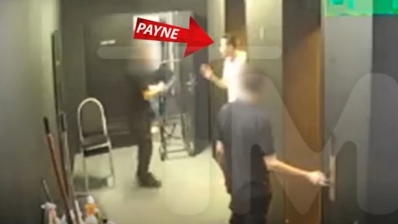 Payne, de blanco, dialoga con un empleado al que luego le dio la mano.