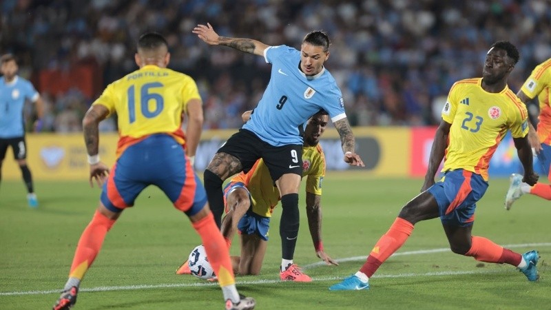 Darwin Núñez hace equilibrio dentro del área de Colombia.