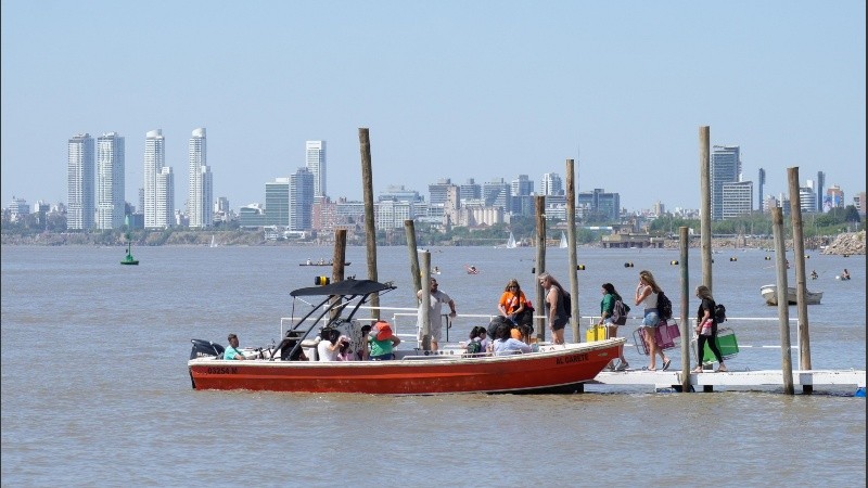 Muchos están de vacaciones en Rosario y aprovechan del río.