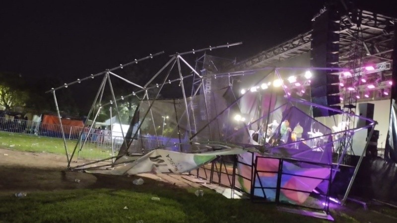 El escenario de la Fiesta de la Música afectado por el viento este sábado a la noche.