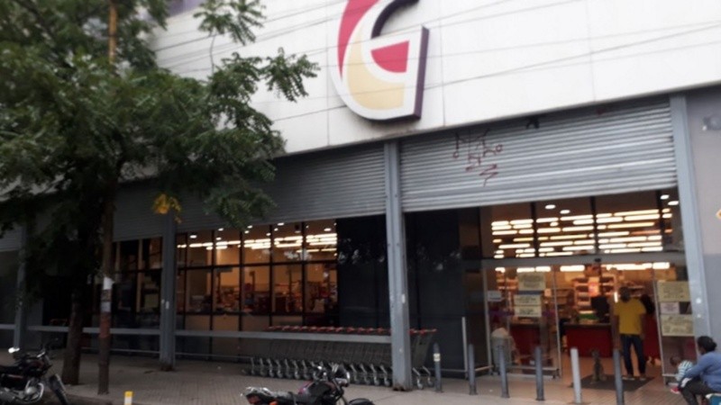 El frente del supermercado en el que ocurrió el robo.