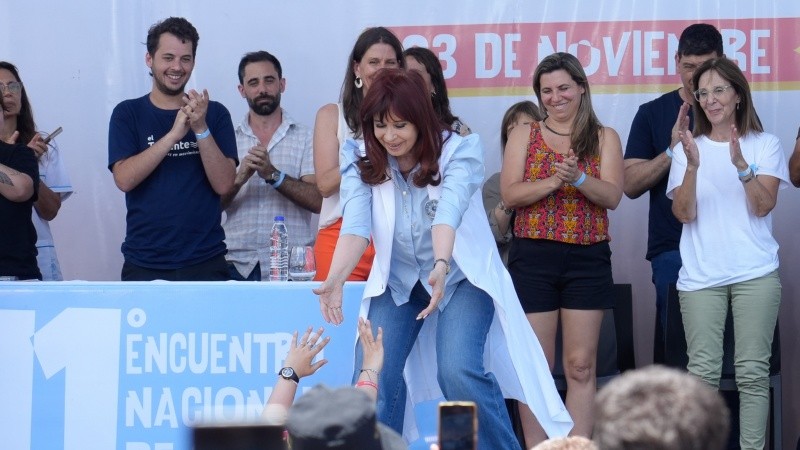 Cristina Kirchner saluda a sus seguidores desde el escenario en La Siberia.