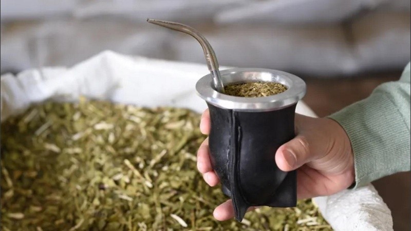 El mate y la yerba, acompañantes inseparables de millones de argentinos.