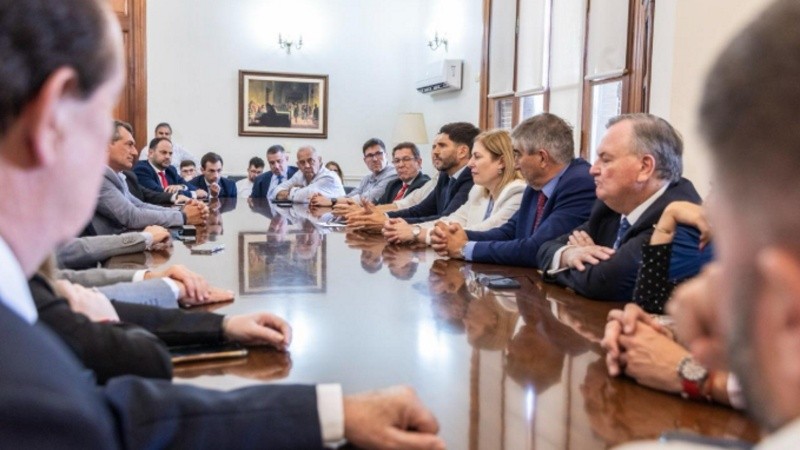 El gobernador Maximiliano Pullaro junto a senadores provinciales.