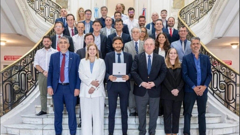 Legisladores y funcionarios junto al gobernador Pullaro, luego de que los senadores le entregaran en mano la ley aprobada al gobernador.