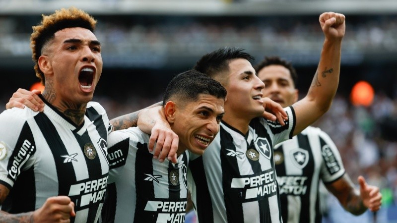 El equipo de argentino Thiago Almada (con el brazo en alto) no para de festejar.