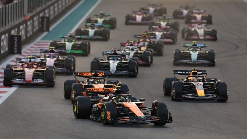  El piloto de McLaren Lando Norris de Gran Bretaña lidera el camino durante el Gran Premio de Abu Dhabi