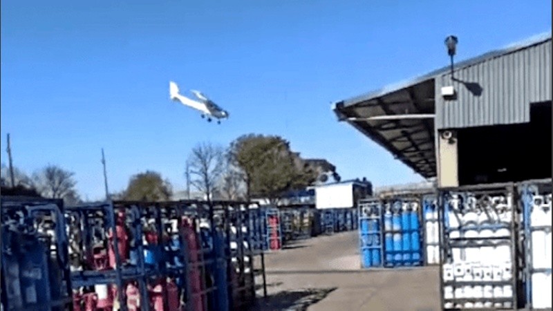 Un video registró el momento exacto en que el piloto Juan Manuel Medina estrelló una avioneta contra Air Liquid.