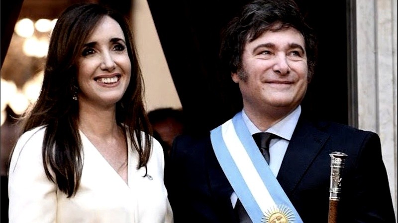 Otros tiempos: Milei y Villaruel sonrientes al asumir en la gobernación del Estado nacional.