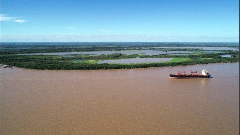 La hidrovía es la principal ruta de salida de la soja argentina