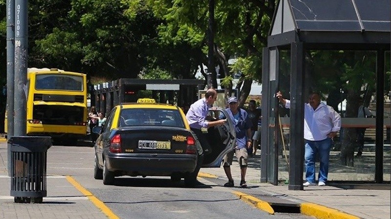 Los cambios aprobados tienen como objetivo hacer más competitivos a taxis y remises.