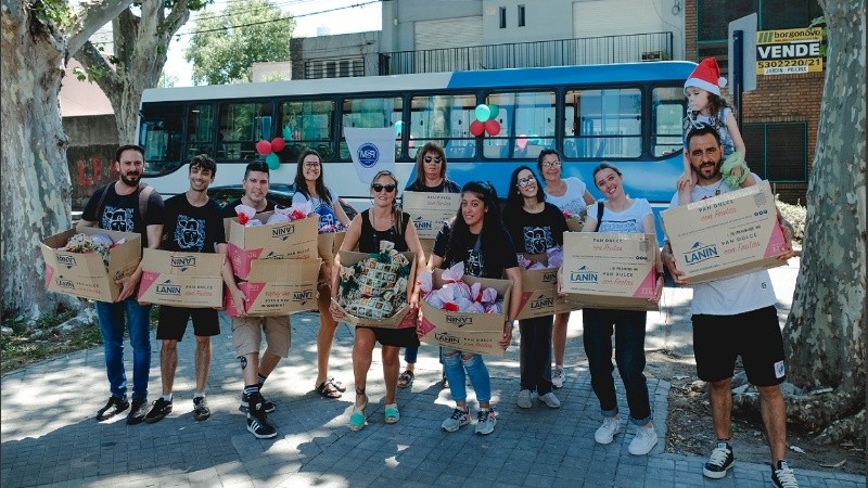 Los voluntarios llevaron cajitas con dulces y alimentos a pacientes en el día de la solidaridad.