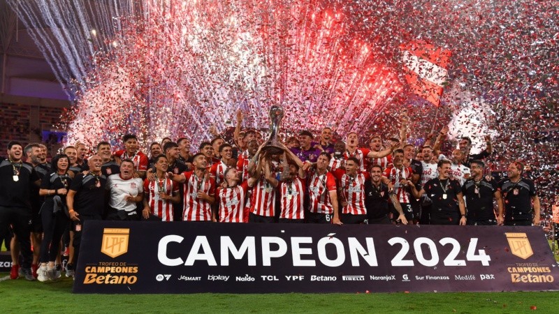 Estudiantes celebró el último título de 2024