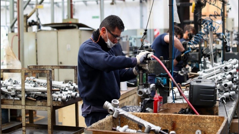 Industria bajo riesgo: el sector explica más del 70% de los puestos de trabajo en Argentina.