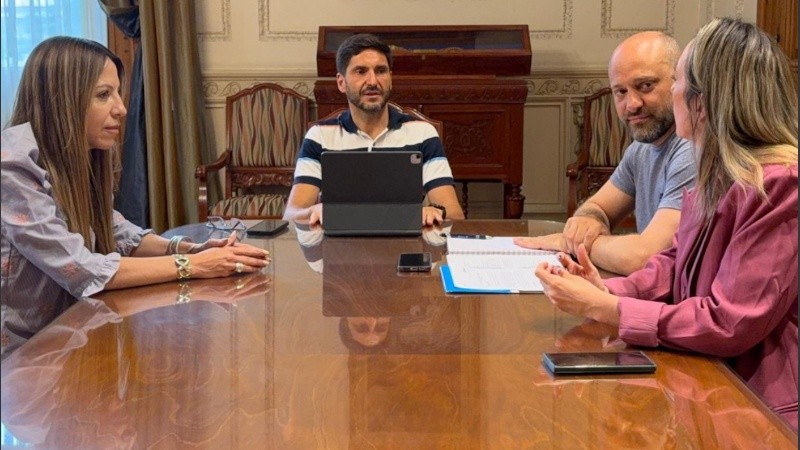 Pullaro junto al ministro de Producción Gustavo Puccini, Anahí Rodríguez y Renata Gigliotti.