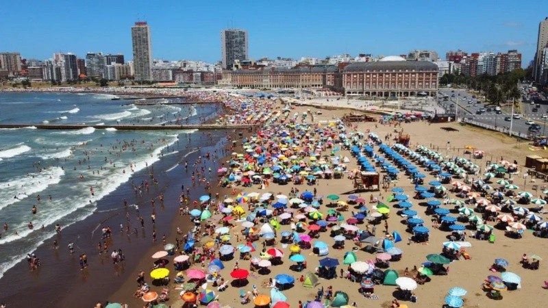 na familia tipo necesita un monto equivalente a 1,2 sueldos promedio para vacacionar una semana en enero.