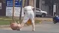 Video: empleado de un frigorífico de la región corrió a un chancho y lo mató a martillazos en plena calle