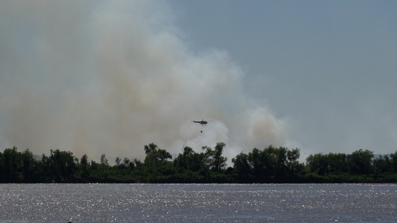 Un helicóptero trabajando en la zona de incendios.