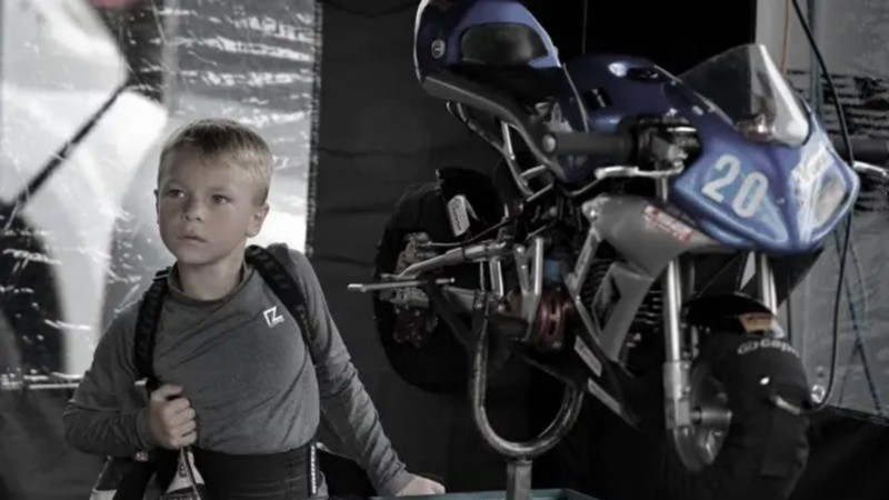 El pequeño Sid Veijer y su moto de carrera