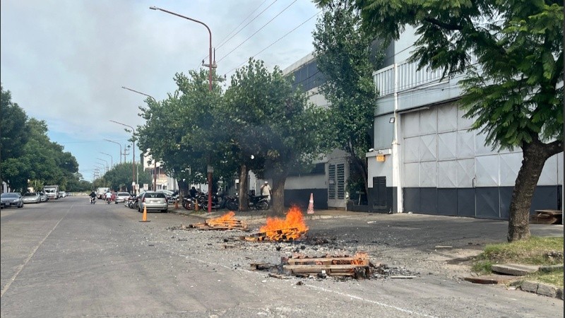 Trabajadores hicieron pequeñas fogatas para reclamar por 50 despidos en un frigorífico de la región.