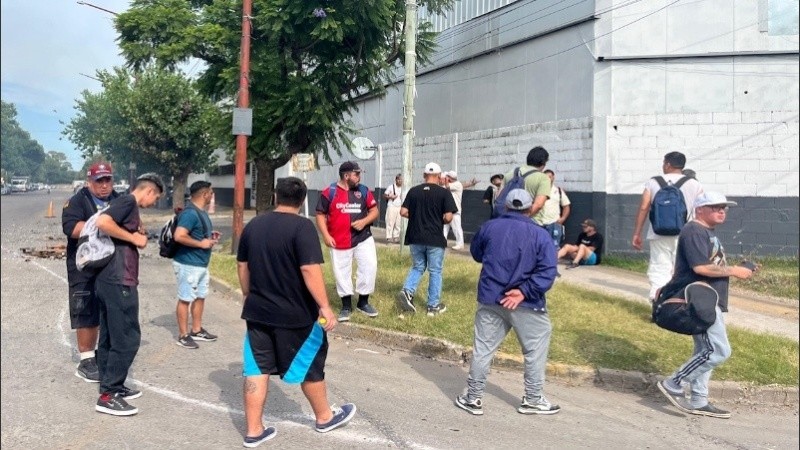 Trabajadores del Frigorífico Euro, donde hubo 50 despidos.