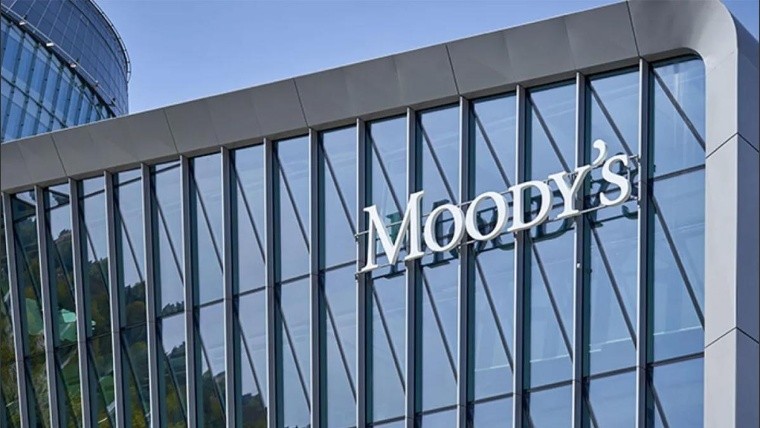 Moody's advierte: las reservas bajas frenan la mejora de la calificación de la deuda argentina