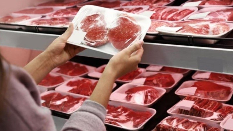 Evalúan que el consumo de carne vacuna cayó porque el precio de las dos carnes que reemplazan a la carne vacuna (cerdo y pollo) tienen precios mucho más bajos.