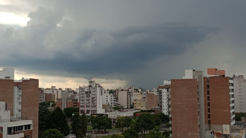 Una imagen del centro de Rosario hacia el oeste, durante la tarde de este domingo.