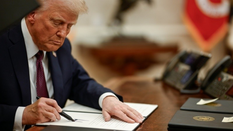 Donald Trump siguió con la firma de órdenes ejecutivas.