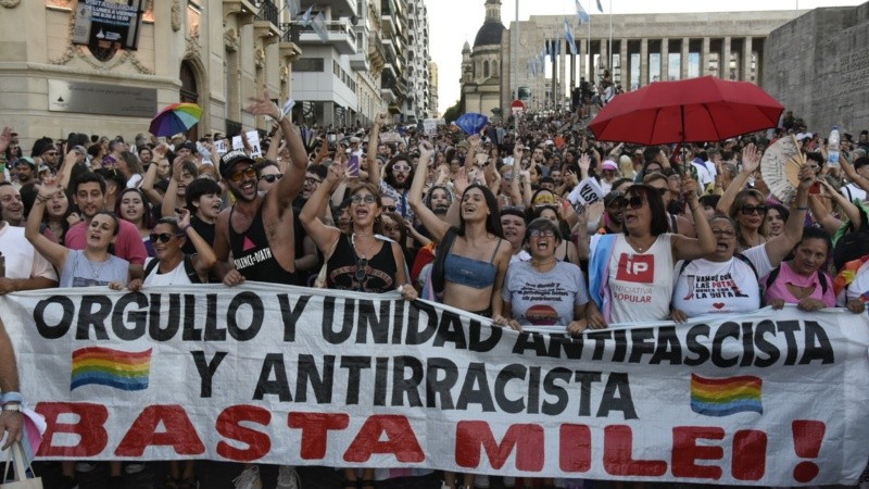 La movilización en Rosario inició en la plaza San Martín y se extendió hasta el Monumento a la Bandera.