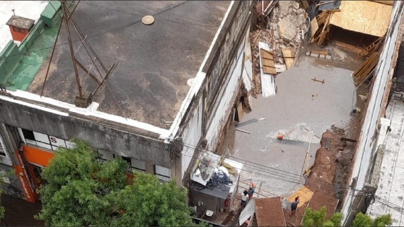 El hueco de la obra en construcción y el pasillo lindero de Santa Fe al 2400.