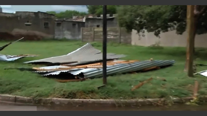 Al menos 16 inmuebles quedaron sin techo este miércoles en Roldán.