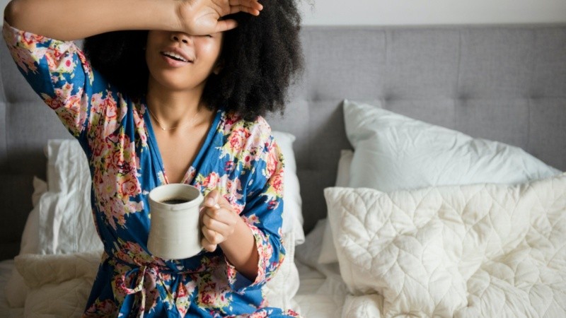 En quienes sí realiza un efecto activador, el café puede estimular el despertar ingiriéndose al levantarse.