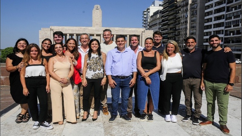 Los candidatos de Rosario Puede para el Concejo tuvieron su primera reunión formal frente al Monumento a la Bandera.