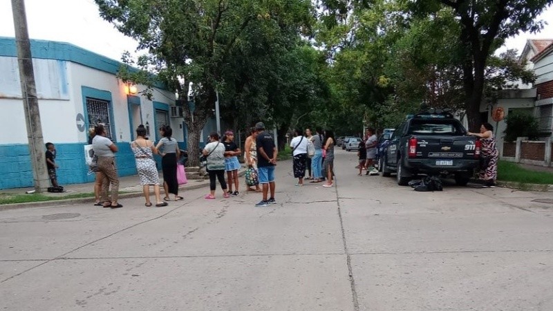 La tensión que se vivía en el interior se trasladaba a la calle.