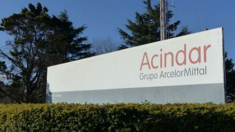 La siderúrgica Acindar anunció la suspensión escalonada de casi 1.000 empleados por la caída en la producción de acero.