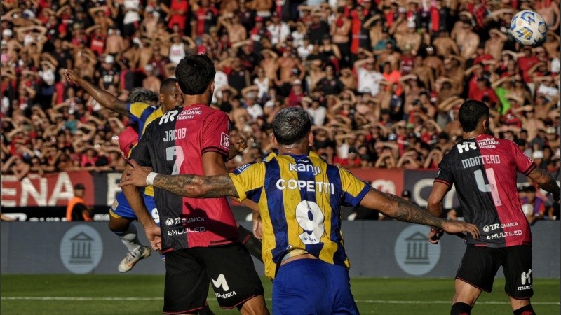 Campaz ya conectó el cabezazo que tiene destino de gol: fue el 2-0 de Central.