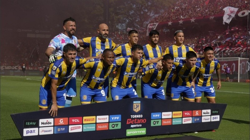 Los once titulares de Central que salieron a jugar en el parque Independencia.