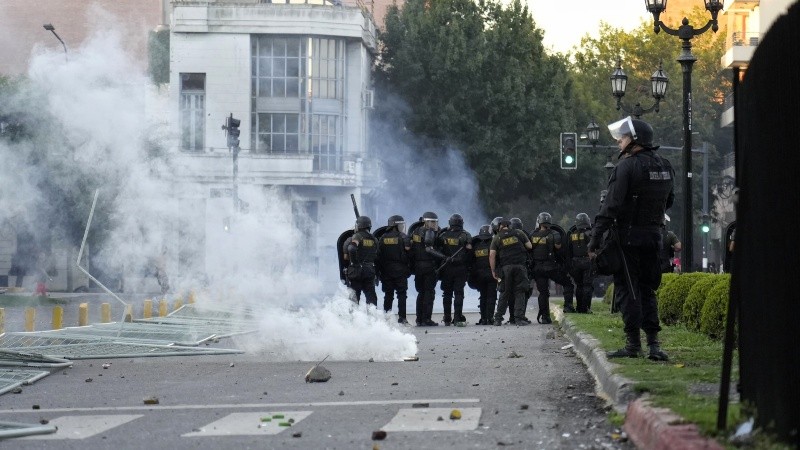 Gases y balas de goma a la salida de un grupo de simpatizantes rojinegros.