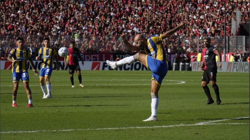 Sacó todo: el zaguero estuvo impasable en la defensa canalla.
